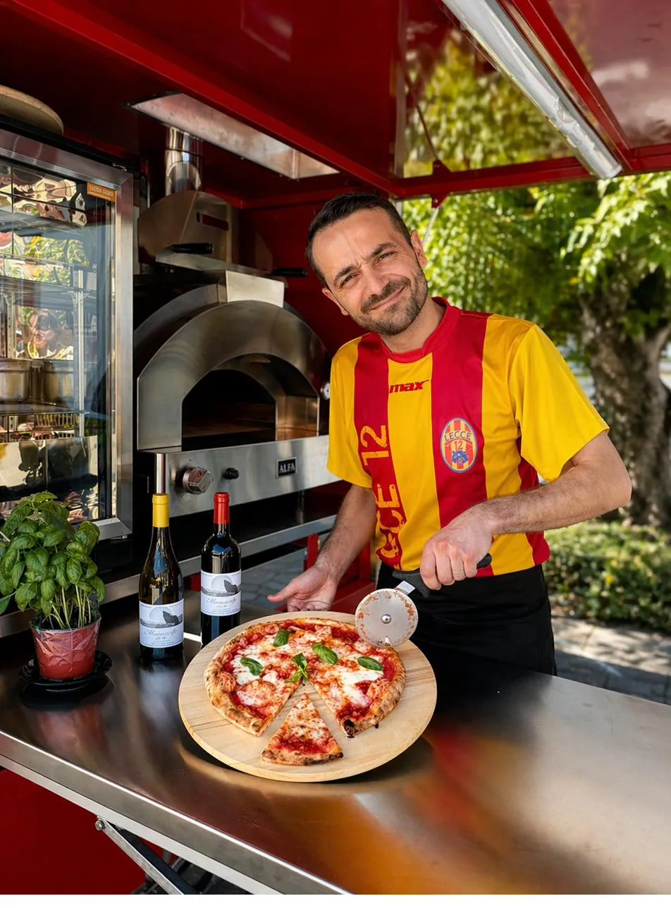 Alessandro beim Pizzaschneiden im Grünen