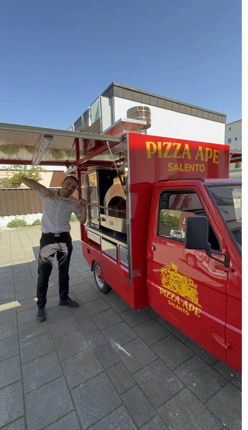 Alessandro mit Pizzaschaufel